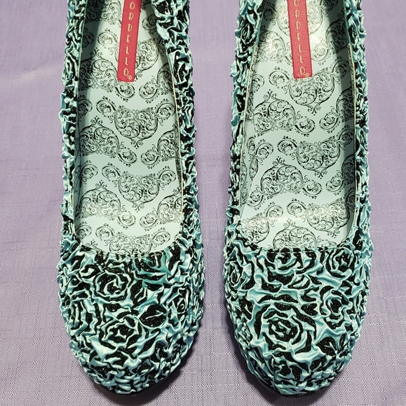 Size 10 Baby Blue Satin & Glitter Rose Print Pumps - Picture 6 of 11